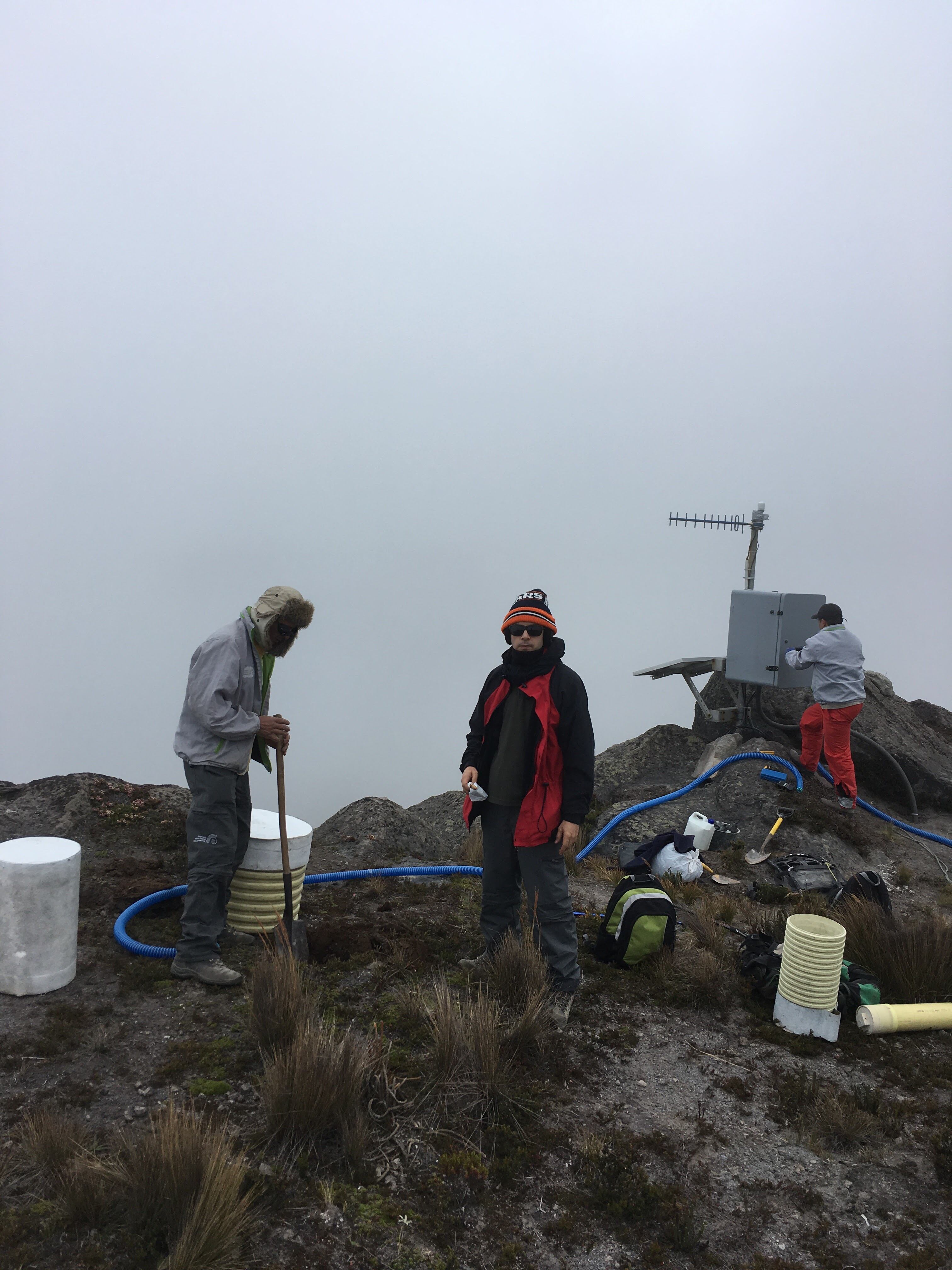 El geólogo trata al volcán como un paciente que le dice donde debe prestarle atención, pues hoy el SGC cuenta con la tecnología para monitorear 24/7 su comportamiento.