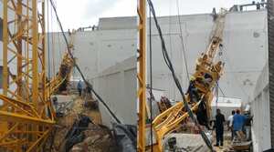 Emergencia de grúa en Cartagena en la mañana de este domingo.