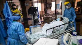 Trabajadores de la salud trasladan a un paciente de COVID-19, dentro de una UCI del Hospital Samaritana en Bogotá, Colombia. (AP Foto/Ivan Valencia)