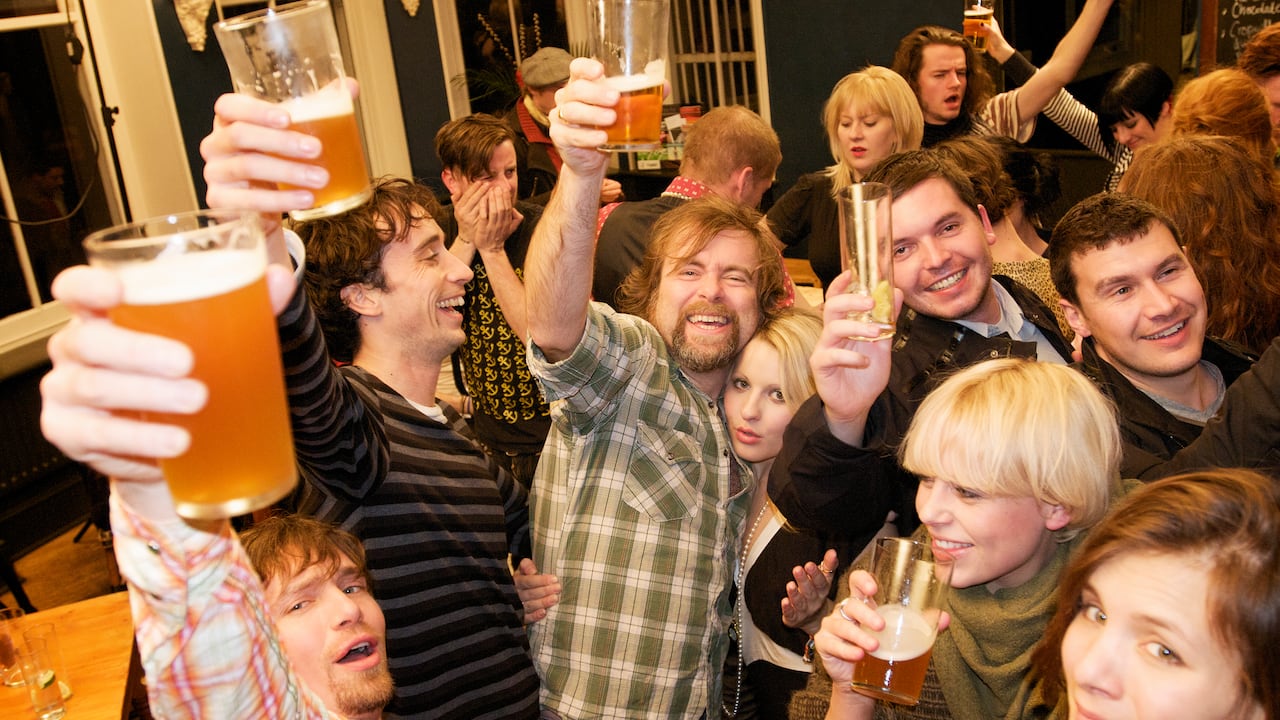 El consumo de alcohol puede comenzar en la adolescencia.