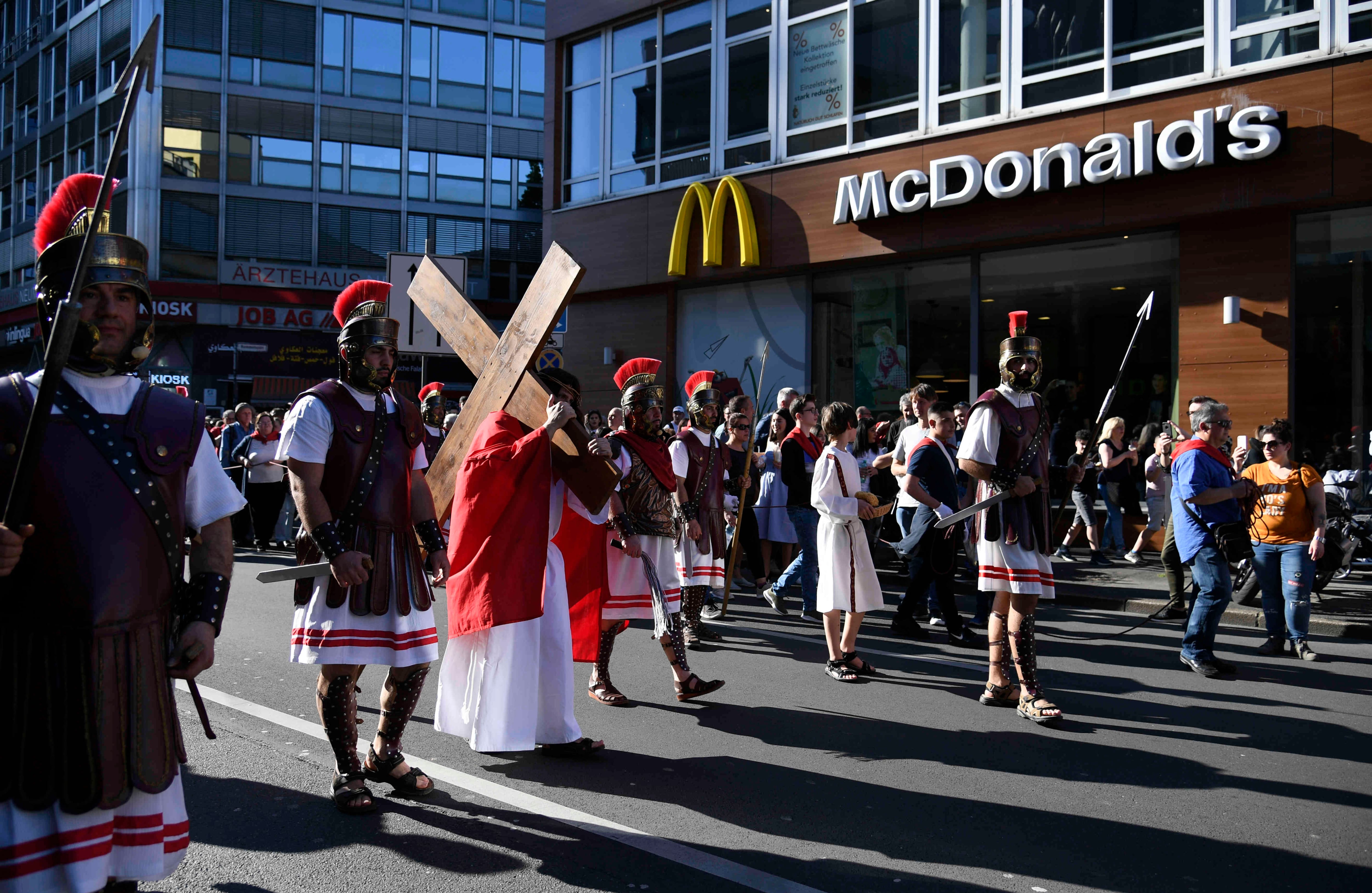 Los actores aficionados recrean la crucifixión de Jesucristo para celebrar el Viernes Santo en Wuppertal, Alemania Occidental, el 19 de abril de 2019. Cristianos de todo el mundo están celebrando la Semana Santa, conmemorando la crucifixión de Jesucristo, antes de su resurrección en la Pascua. INA FASSBENDER / AFP