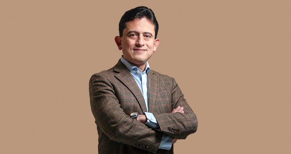 Pese a ser quien denunció la entrega de hojas de vida por recomendados políticos, Luis Carlos Reyes fue señalado por Roy Barreras como cercano a Papá Pitufo. La respuesta fue una denuncia penal.