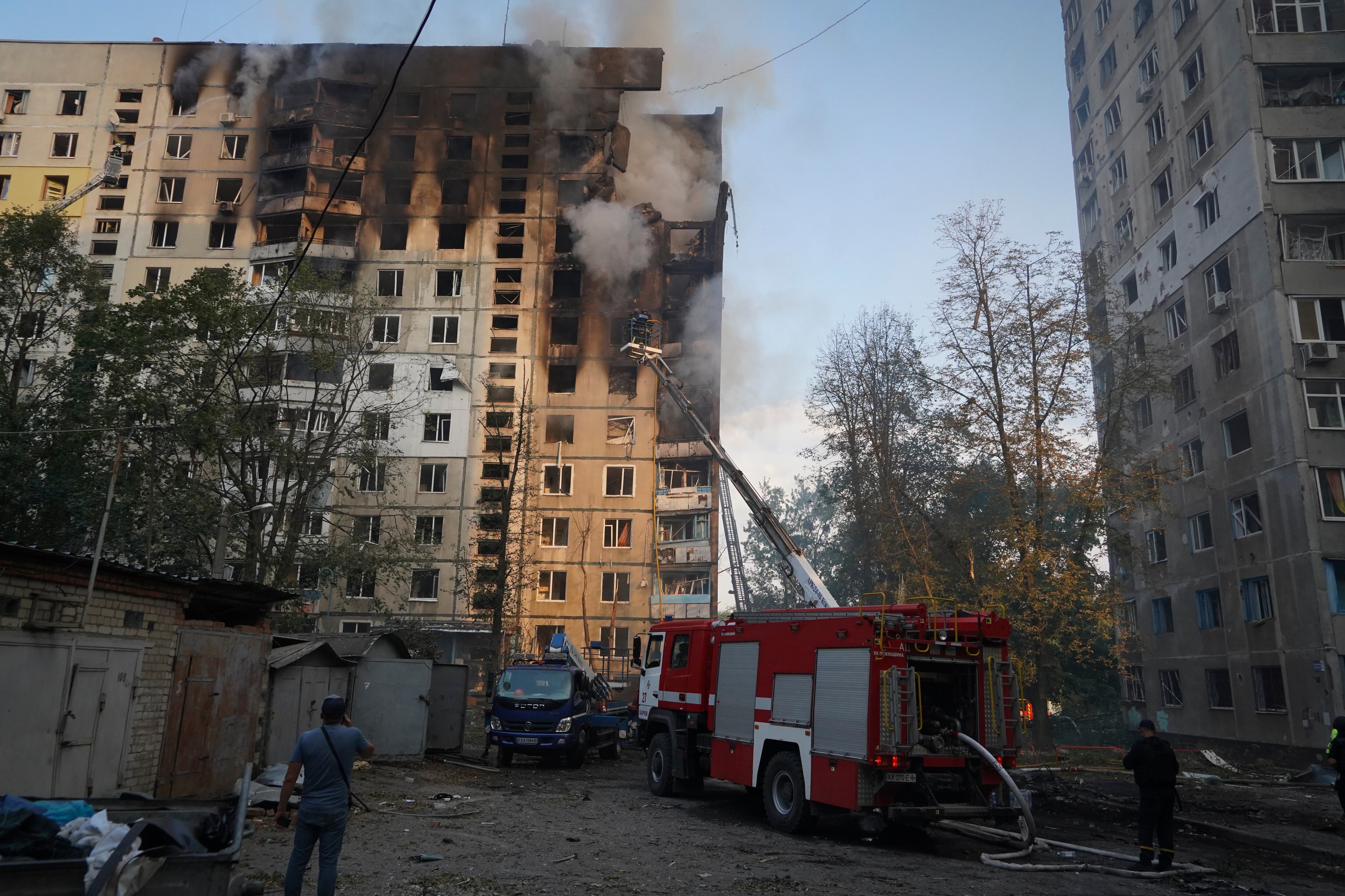 Bomberos apagan un incendio después de que una bomba planeadora rusa teledirigida alcanzó un edificio de apartamentos, el viernes 30 de agosto de 2024, en Járkiv, Ucrania. (AP Foto/Andrii Marienko)