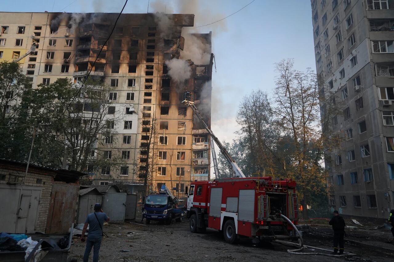 Bomberos apagan un incendio después de que una bomba planeadora rusa teledirigida alcanzó un edificio de apartamentos, el viernes 30 de agosto de 2024, en Járkiv, Ucrania. (AP Foto/Andrii Marienko)