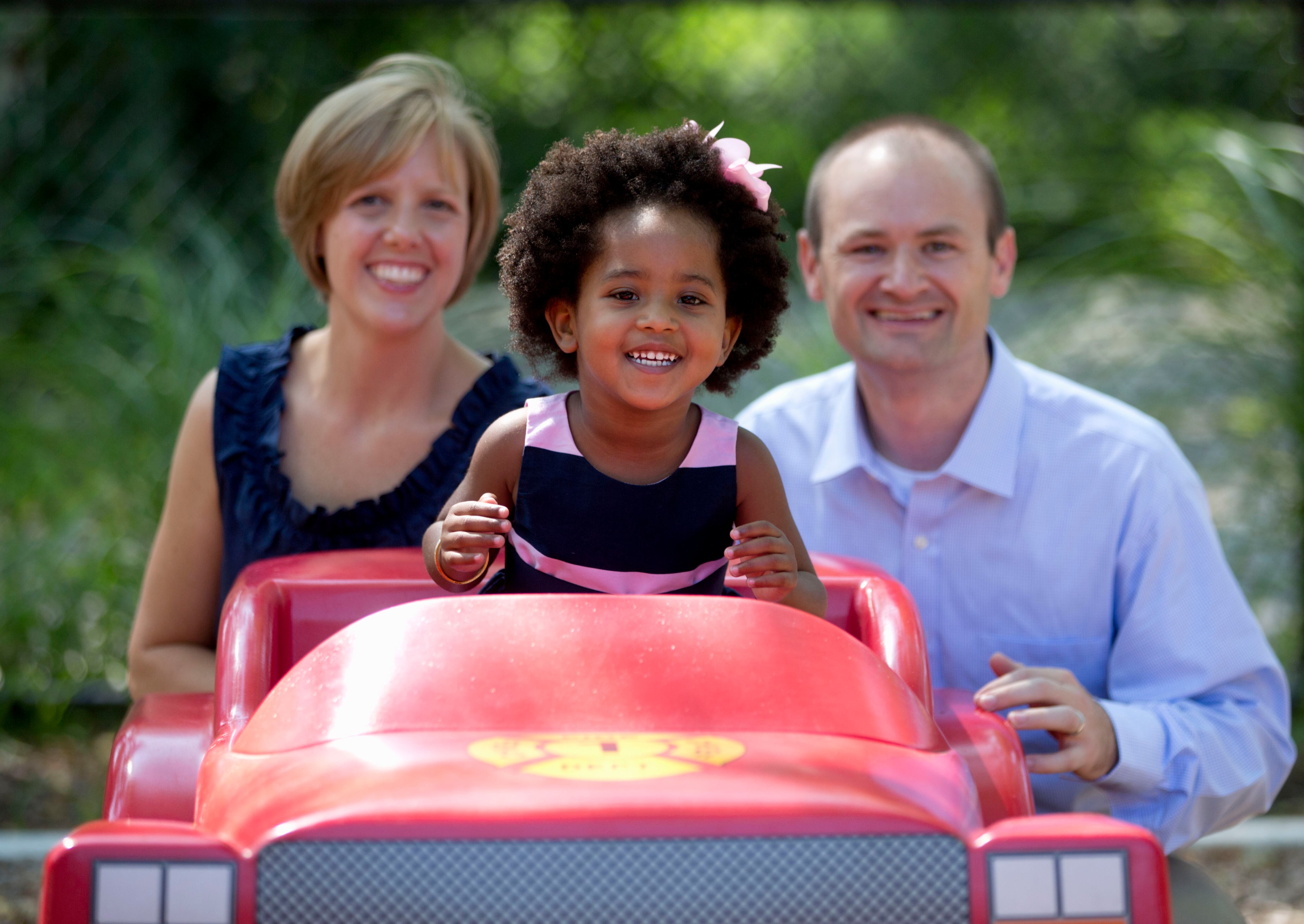 Familias con procesos de adopción en curso enfrentan incertidumbre tras la nueva orden ejecutiva de EE. UU., que limita la llegada de niños adoptados desde el extranjero a hogares estadounidenses.