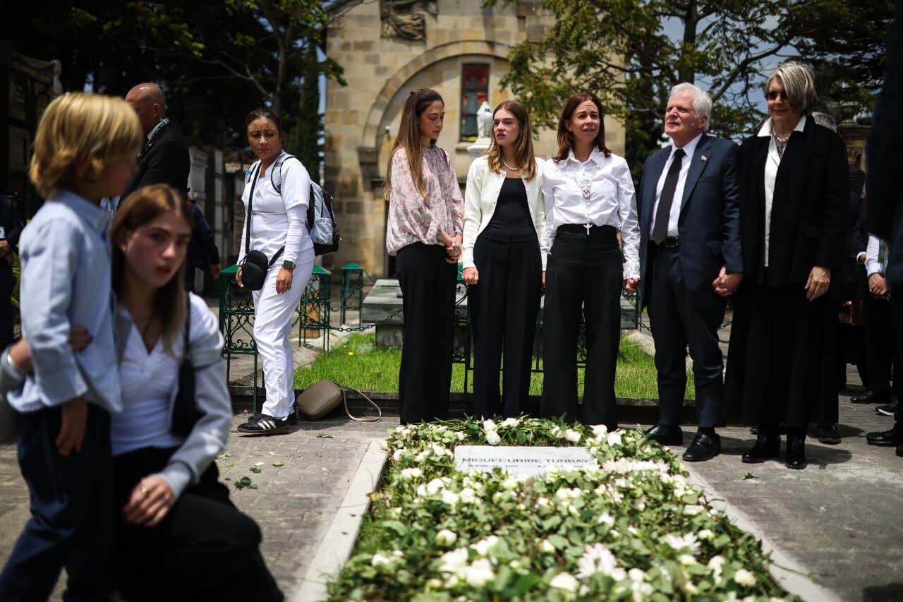 María Claudia Tarazona y su familia, visitan la tumba de Miguel Uribe Turbay en el Cementerio Central.