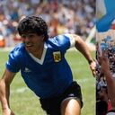 Hinchas se llevan retrato de Maradona al Mundial.