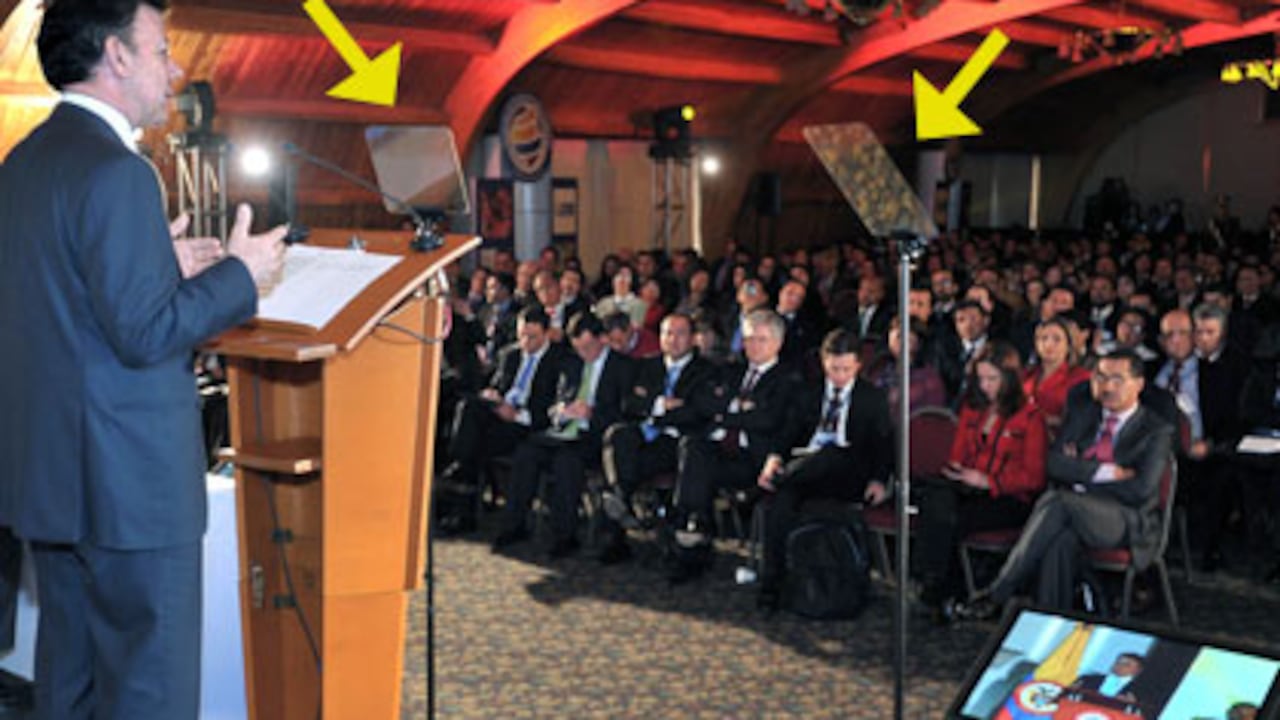 El presidente lee tan bien sus discursos en los dos ‘teleprompters’ de vidrio (ver flechas) que el auditorio con frecuencia cree que está improvisando