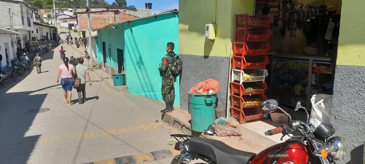 La comunidad hace como si nada.