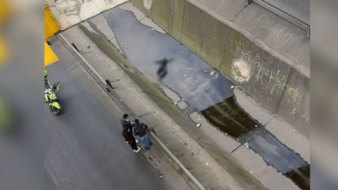 Un joven, al parecer menor de edad, apareció muerto en un canal de la Avenida Boyacá. El hombre se habría quitado la vida.