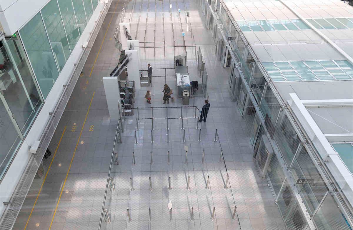 Personal de seguridad espera a los pasajeros en la zona de control de equipajes en el aeropuerto de Múnich, este jueves, 12 de marzo.  El presidente Donald Trump, que había minimizado al coronavirus durante semanas, anunció la restricción de viajes desde Europa continental, comenzando este fin de semana. Foto: Peter Kneffel/ DPA vía AP 