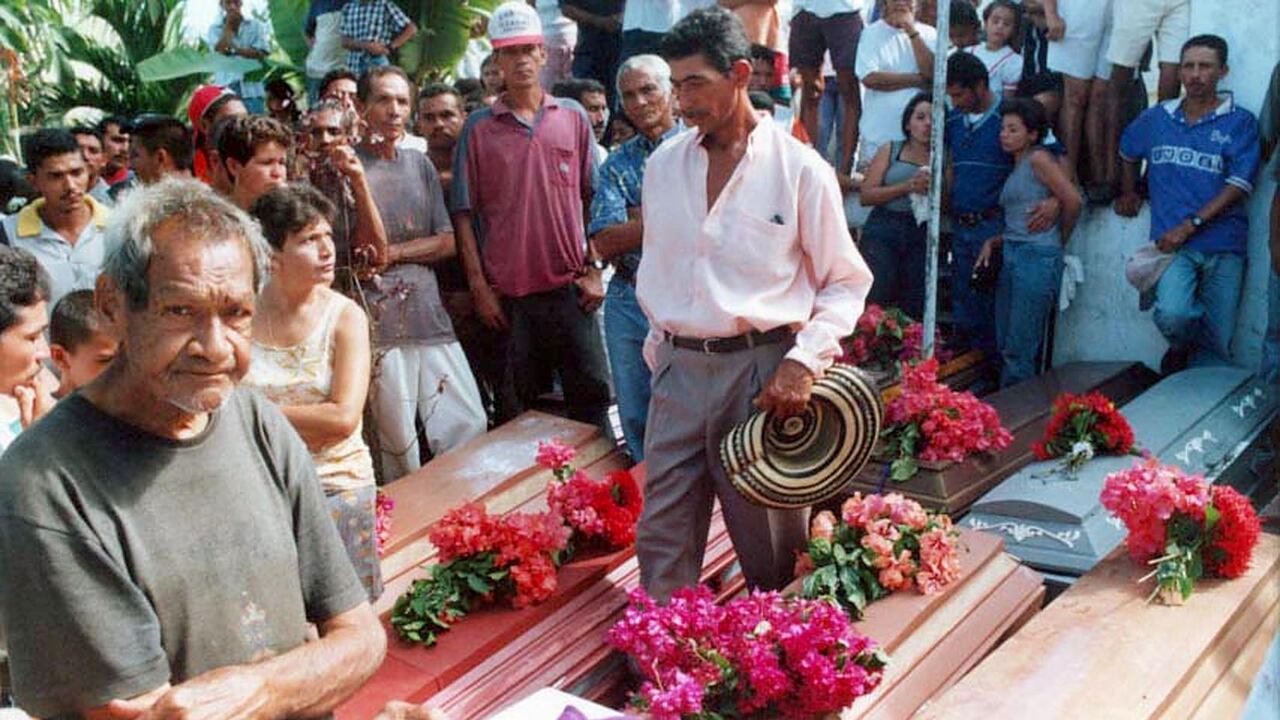 Los familiares de los 25 campesinos que fueron asesinados en la comunidad de Chengue, municipio de Ovejas a 1000 km al norte de Bogotá, Colombia, están de pie junto a los ataúdes el 18 de enero de 2001.
Familiares de los 25 campesinos asesinados ayer en la comunidad de Chengue, municipio de Ovejas, 1000 Km al norte de Bogota, Colombia, acompañan a los feretros el 18 de enero de 2001. Al menos 130 campesinos fueron asesinados en la escalada de grupos paramilitares de ultraderecha en el mes de enero. AFP PHOTO/El UNIVERSAL/Santiago Pérez (Foto por SANTIAGO PÉREZ / AFP)