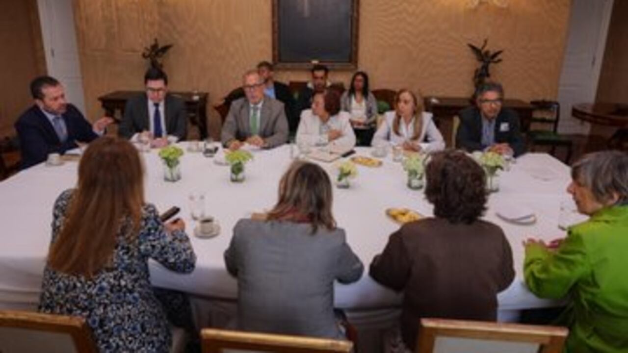Reunión entre el Gobierno y delgados de la embajada de Portugal.