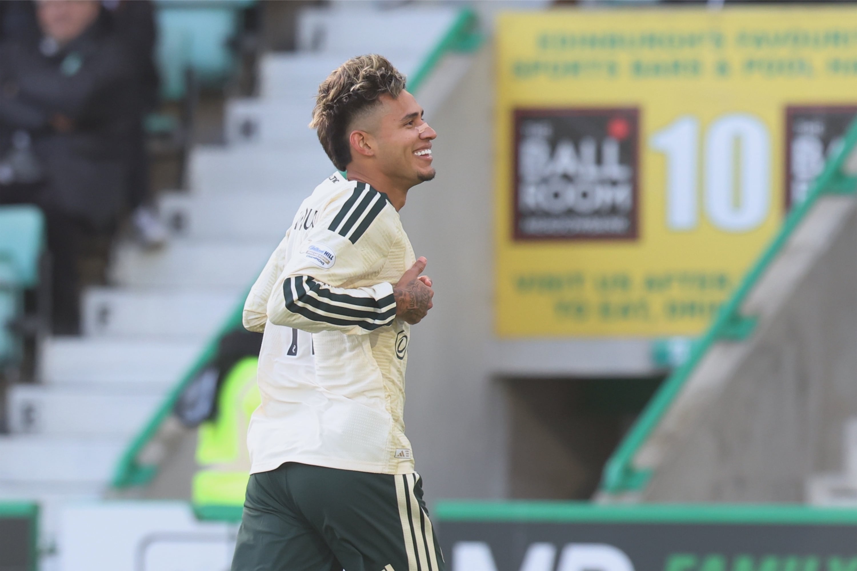 Camilo Durán celebra el gol al Hibernian