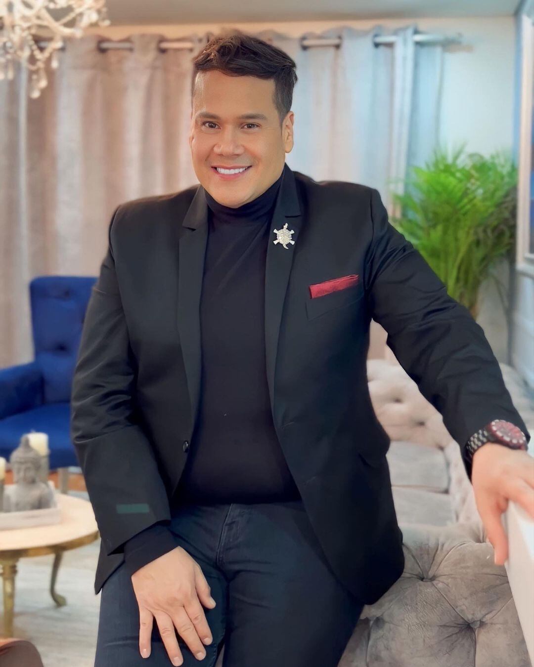 Es uno de los periodistas de farándula mas reconocidos de todo Colombia.