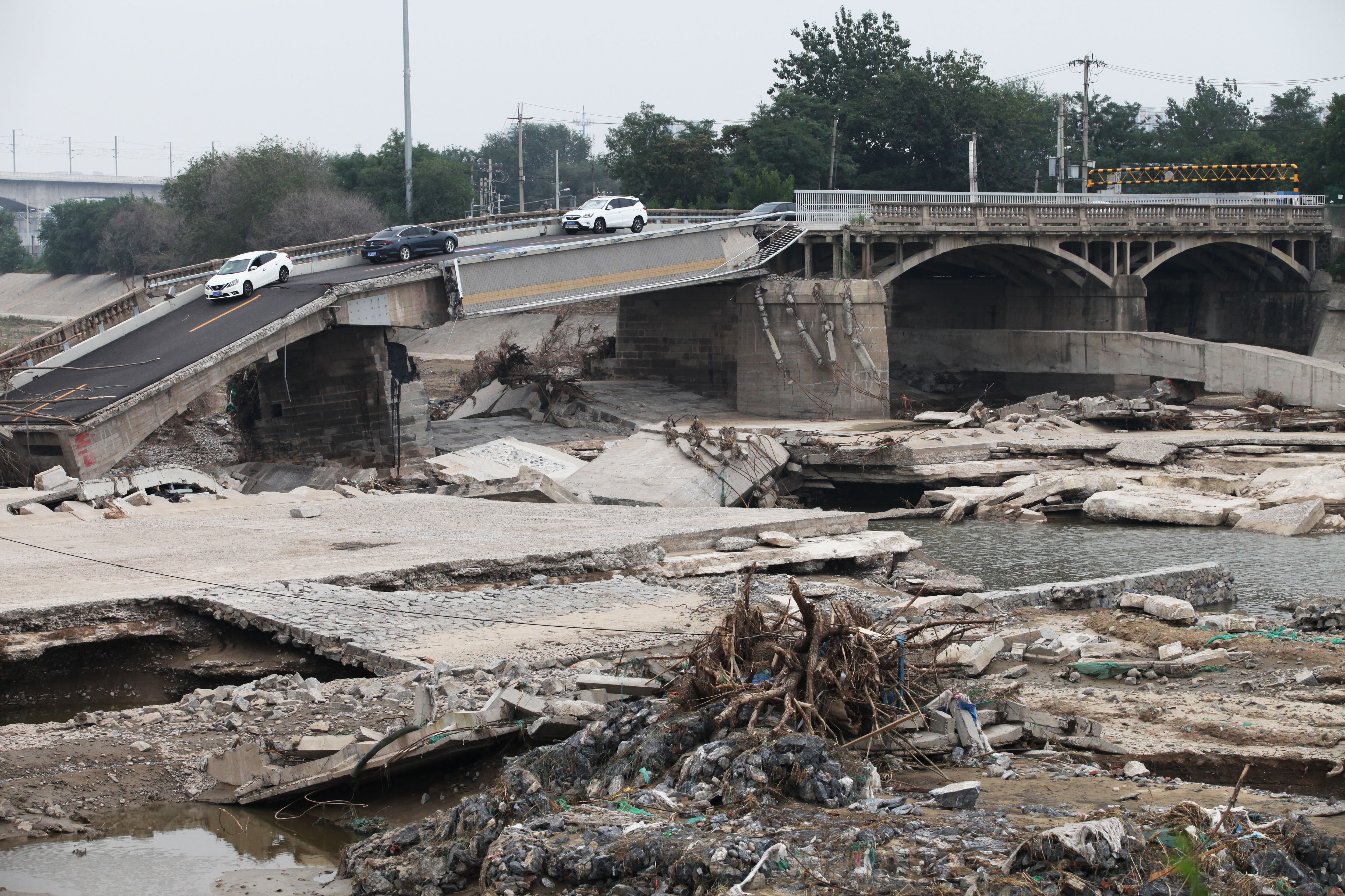 Se ve un puente derrumbado en el distrito de Fengtai después de que las aguas retrocedieran el 8 de agosto de 2023 en Beijing, China.