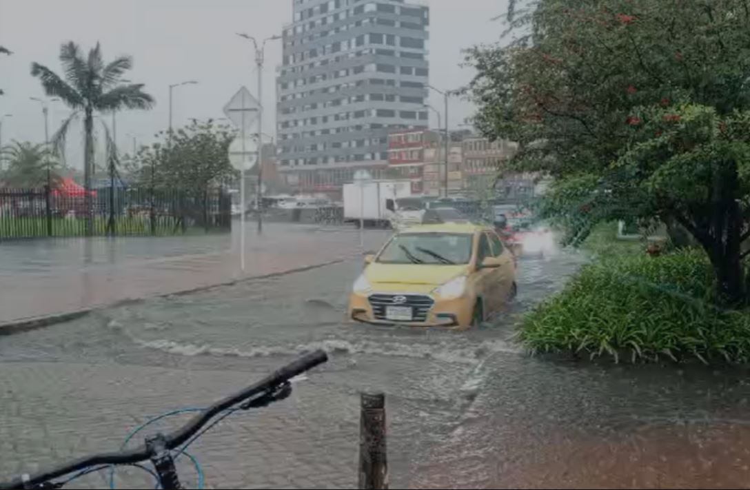 Las fuertes lluvias de este martes en Bogotá tienen colapsado el tráfico vehicular.