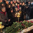 Familiares y amigos presentan sus últimos respetos al ataúd del líder de la oposición rusa Alexei Navalny en la Iglesia del Icono de la Madre de Dios Calma Mis Dolores, en Moscú, Rusia, el viernes 1 de marzo de 2024.