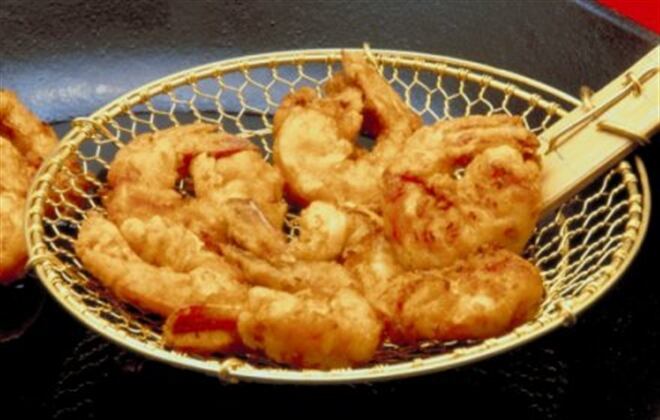 Comer demasiada grasa saturada o grasas trans puede causar unos niveles de colesterol poco sanos.