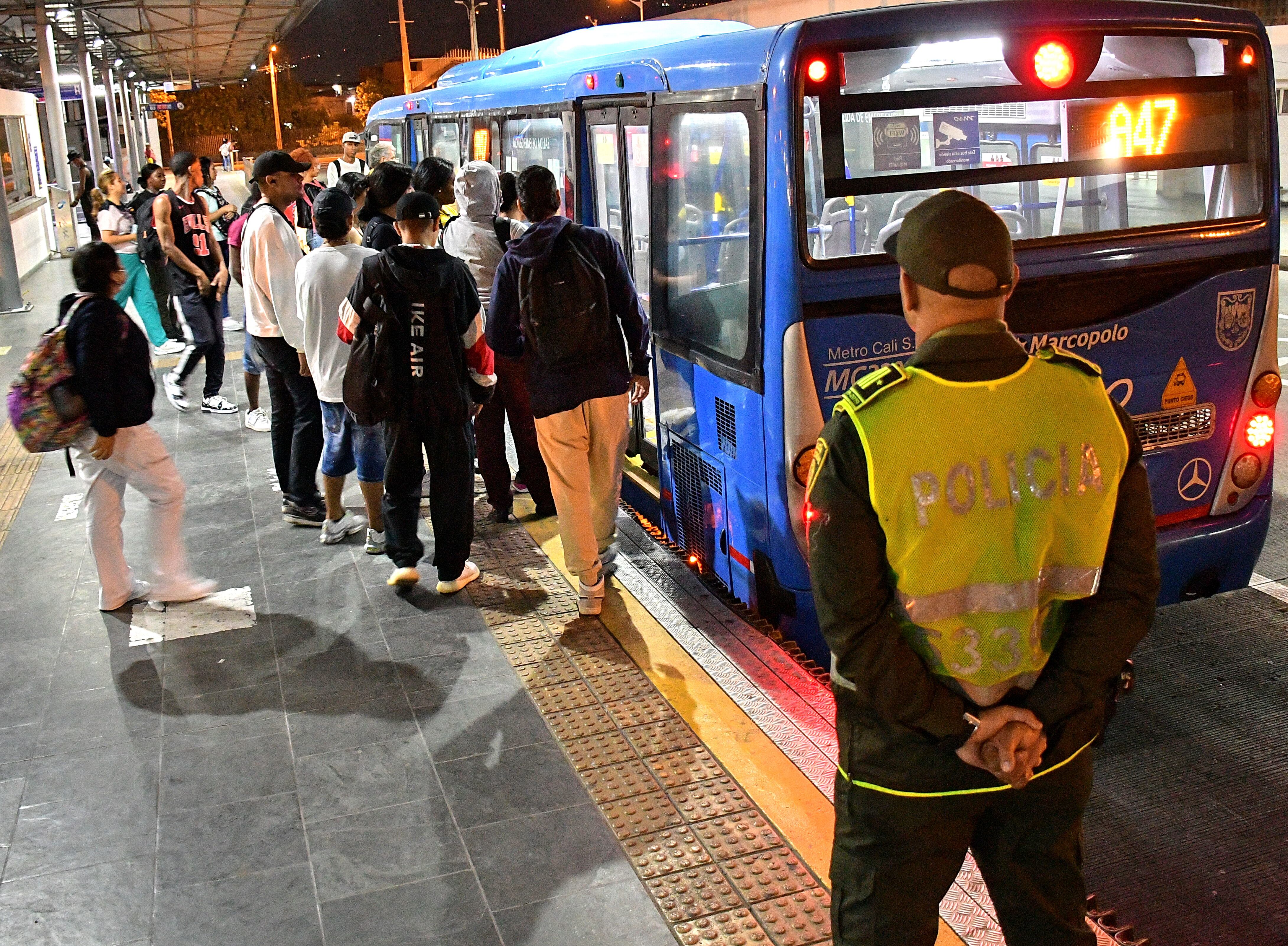 Colectivos de usuarios y concejales están cuestionando que en el convenio firmado para la seguridad del MÍO se están invirtiendo recursos en compras innecesarias: cerca de $ 950.000 millones en computadores, licencias de Office, un sistema de sonido y chalecos antibalas. Expertos en seguridad dicen que todo esto sí es necesario. Fotos Raúl Palacios / El PAis / 26 Julio del 2023 Cali.