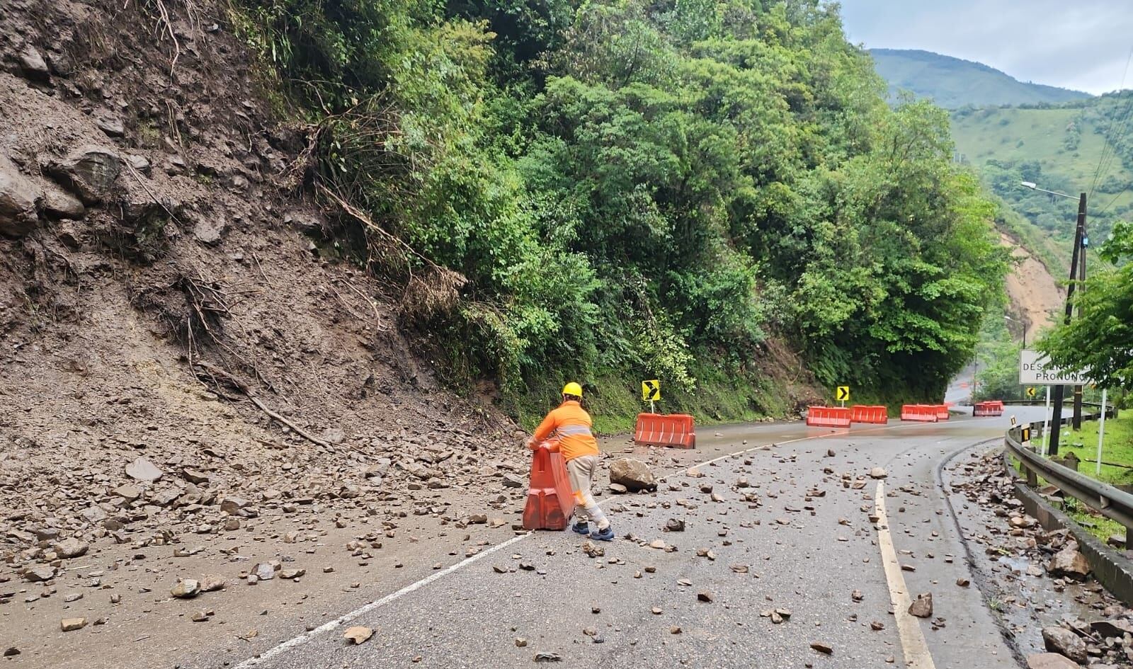 Caída de material sobre la vía al Llano por las fuertes lluvias.