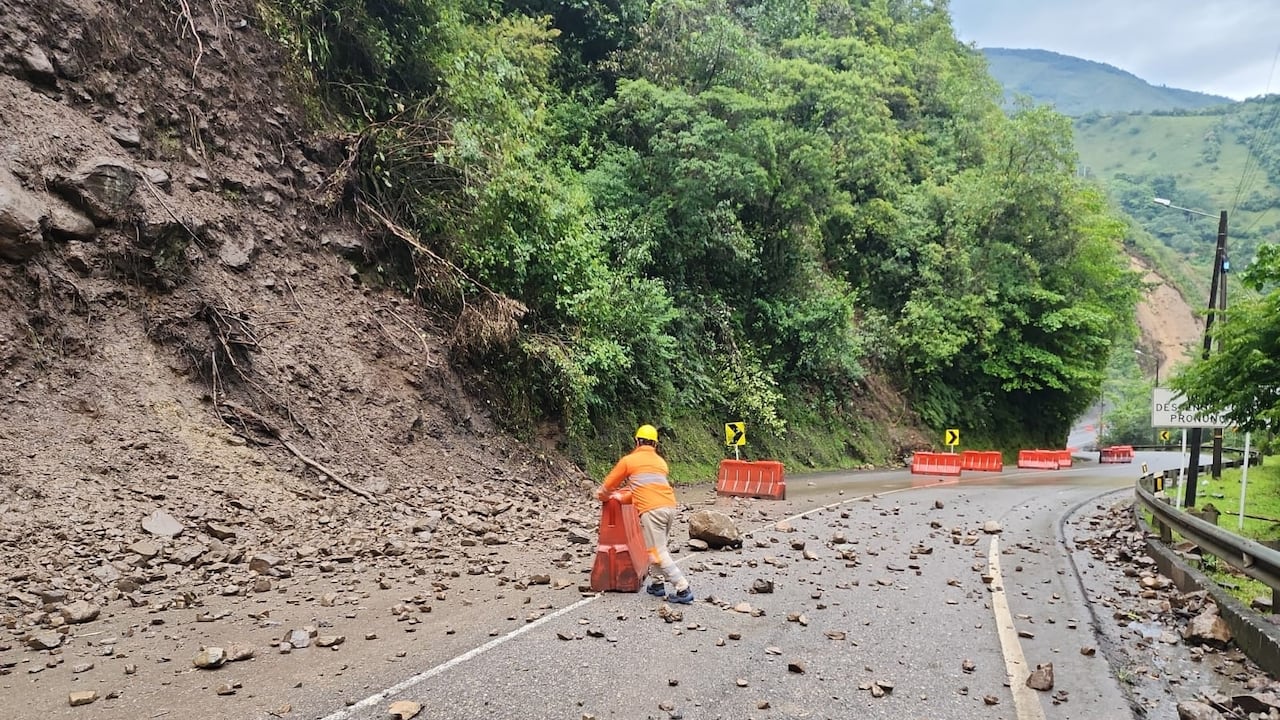 Caída de material sobre la vía al Llano por las fuertes lluvias.
