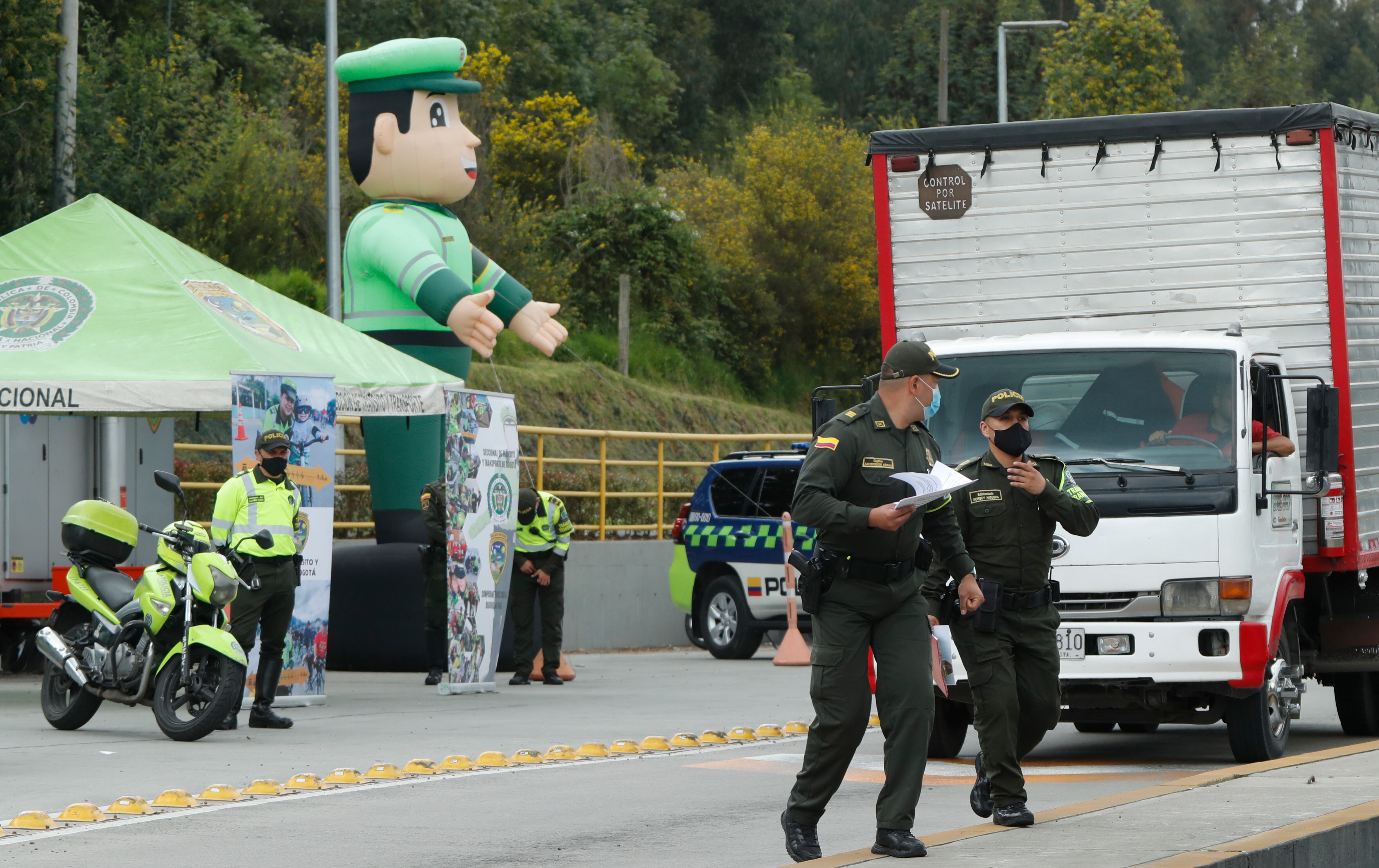 Plan éxodo de Semana Santa  tránsito y transporte Policía Nacional de carreteras
puesto de control estado mecanico transporte intermunicipal
Bogotá abril 12 del 2022
Foto Guillermo Torres Reina / Semana