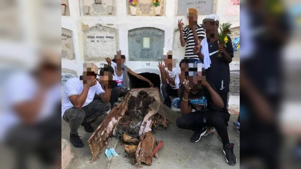Un grupo, integrado por al menos ocho jóvenes, posan con un cadáver que, al parecer, acababan de sacar de una bóveda del Cementerio Central de Cali.