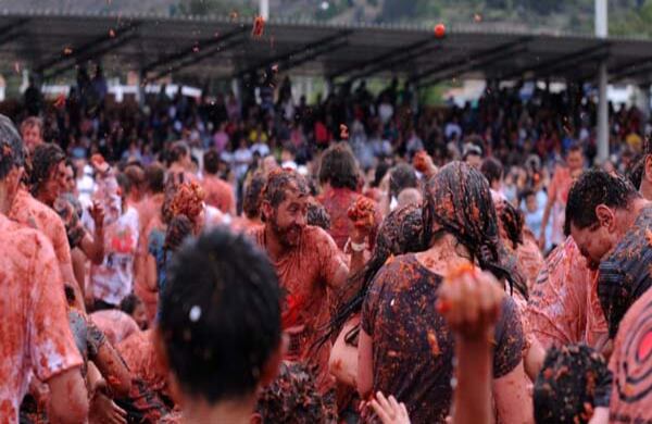 Varios centenares de personas de la región y numerosos turistas fueron los protagonistas de la tomatina de Sutamarchán. 