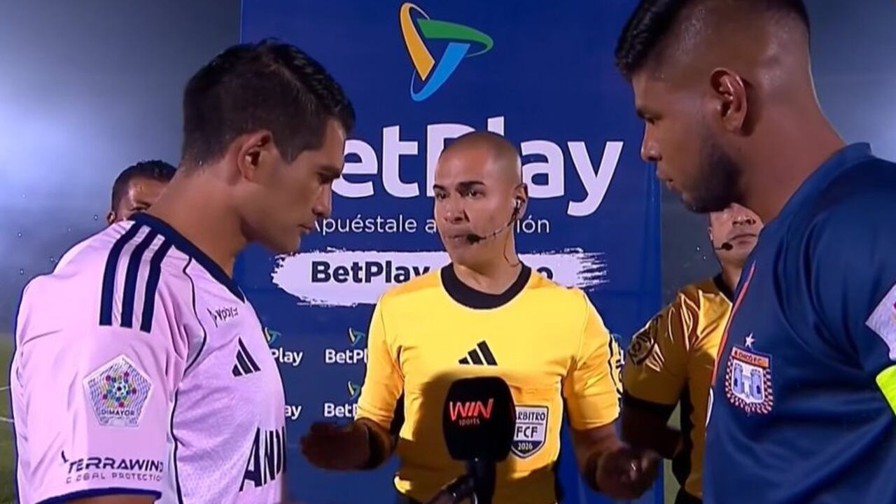 Mackalister Silva de Millonarios, árbitro Héctor Rivera y Jairo Molina del Chicó.