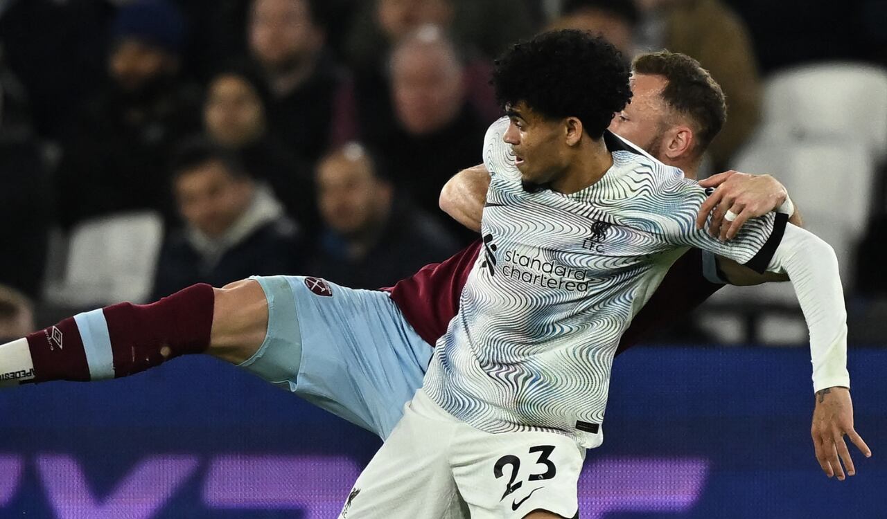 Luis Díaz fue captado por los medios de Liverpool lanzando una arenga a los hinchas.