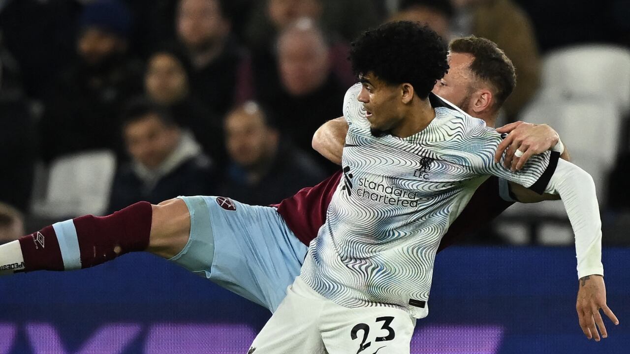 Luis Díaz fue captado por los medios de Liverpool lanzando una arenga a los hinchas.