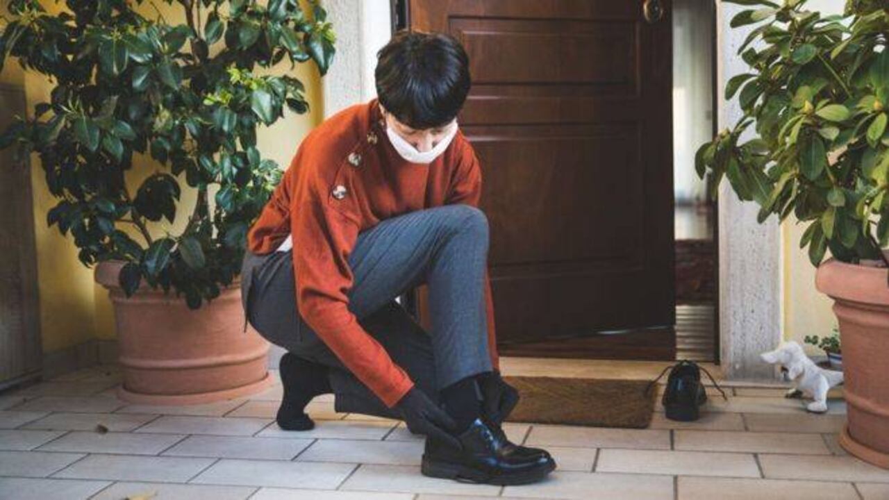 Debido al coronavirus, algunas personas han considerado quitarse los zapatos antes de entrar en sus hogares.