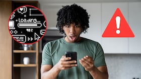 Hombre mira preocupado su celular al haber hecho mal una descarga de videojuegos.