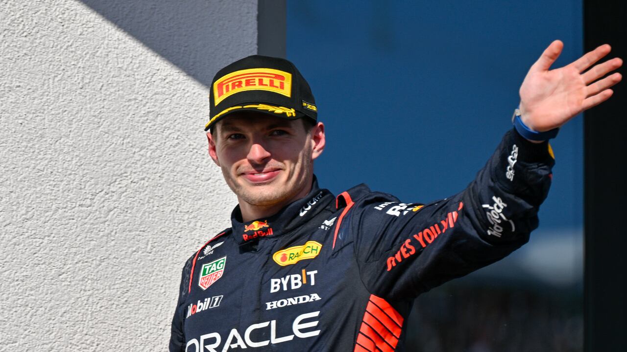 El piloto neerlandés de Fórmula Uno Max Verstappen de Red Bull Racing celebra en el podio después de ganar el Gran Premio de Hungría de Fórmula Uno, en el circuito de Hungaroring en Mogyorod, cerca de Budapest, Hungría, el domingo 23 de julio de 2023. (Foto AP/Denes Erdos)