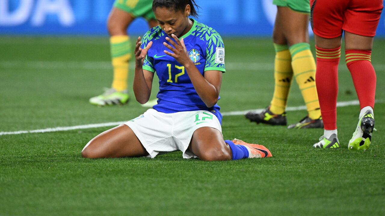 Ary Borges se lamenta tras una ocasión perdida en el arco de Jamaica.