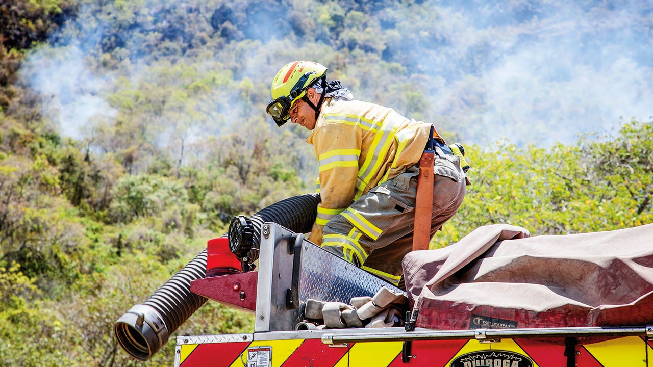 Bomberos realizan trabajos en busca de apagar las llamas en el Tolima