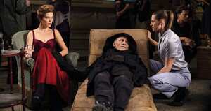 Crimes of the Future se llama igual que una película que estrenó en 1970, y poco le importó repetir título porque, en efecto, se ajusta bastante bien a lo que propone. La protagonizan Viggo Mortensen, Léa Seydoux y Kristen Stewart.