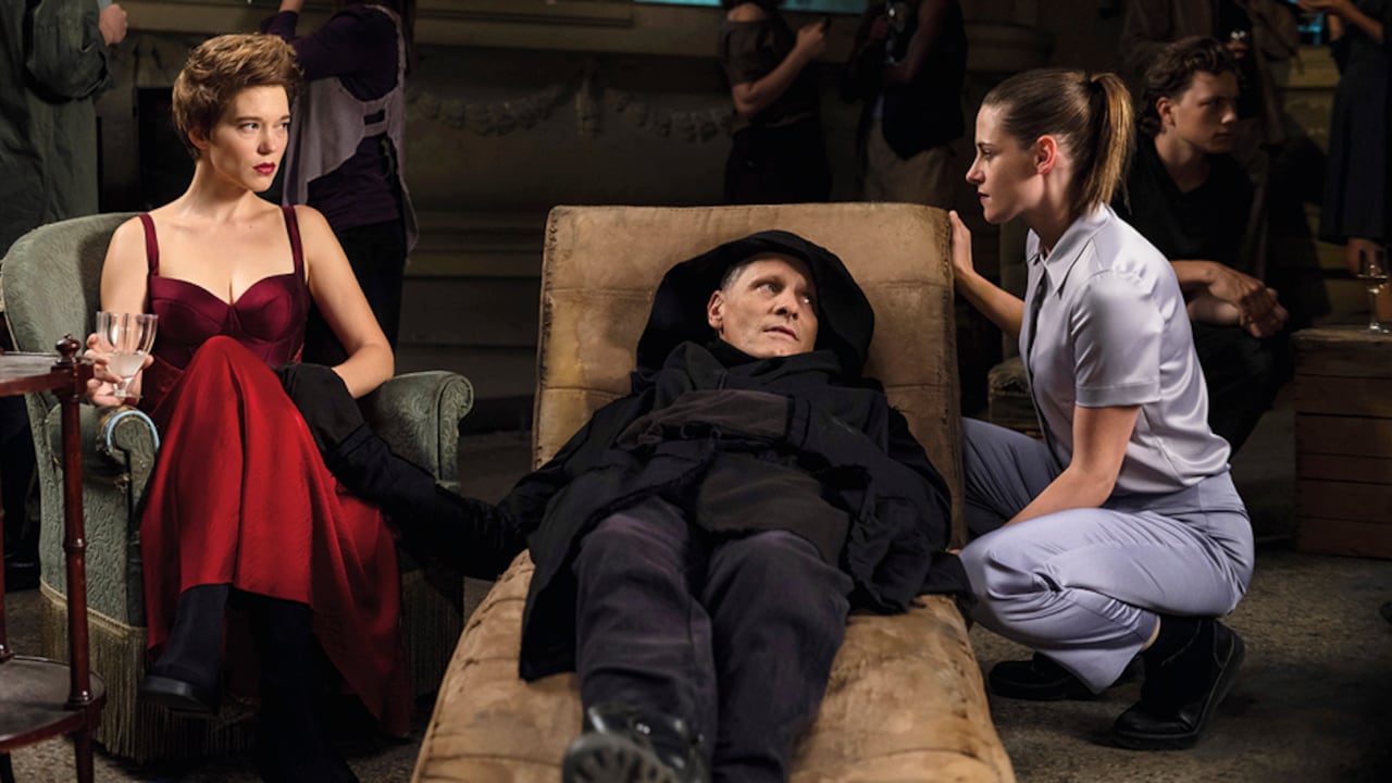 Crimes of the Future se llama igual que una película que estrenó en 1970, y poco le importó repetir título porque, en efecto, se ajusta bastante bien a lo que propone. La protagonizan Viggo Mortensen, Léa Seydoux y Kristen Stewart.