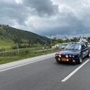 Los pilotos no corren solos; los acompaña un navegante, su copiloto, quien informa sobre la ruta y la velocidad promedio a la que se debe conducir.