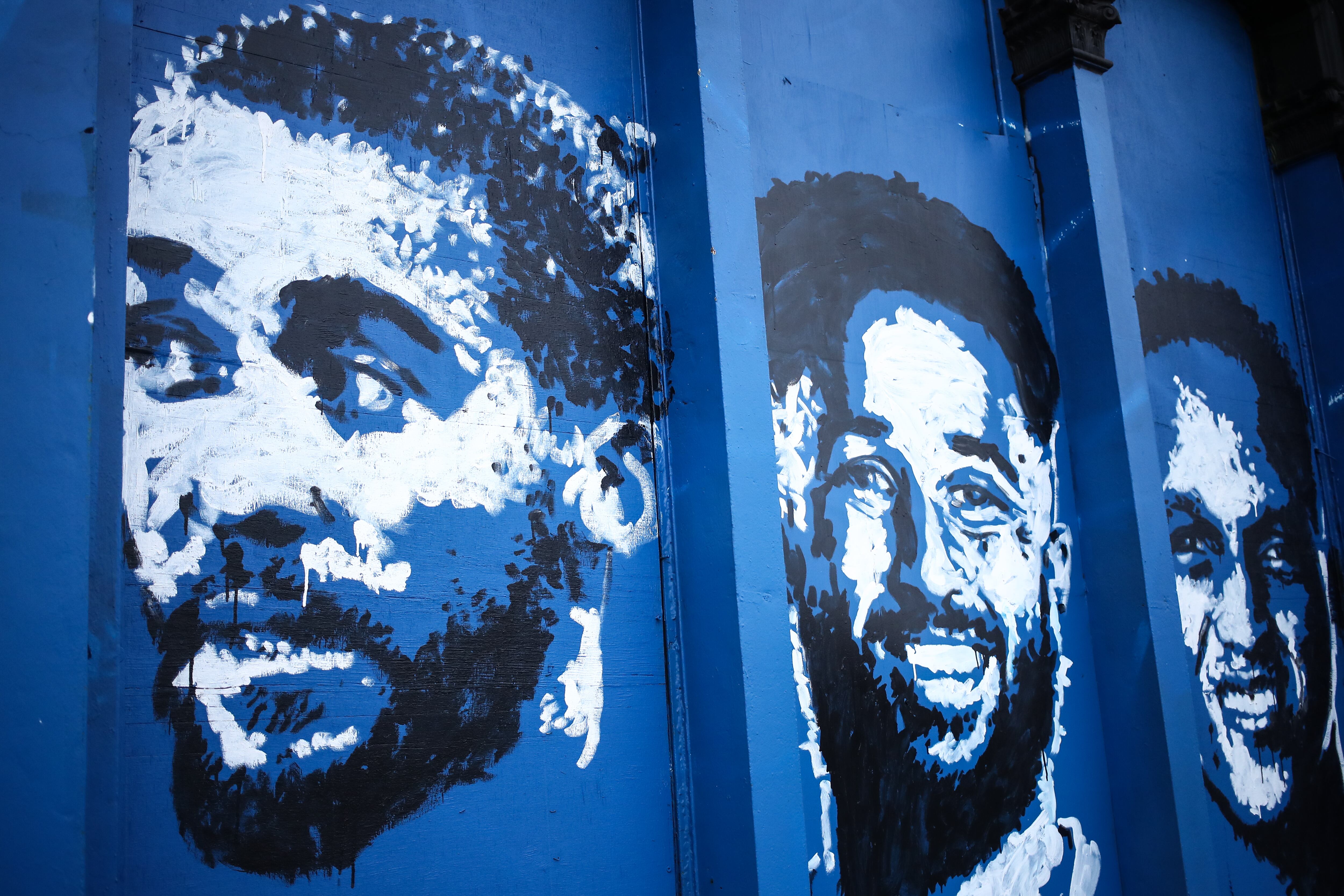 La obra fue hecha por Trafford Parsons, artista de la ciudad de Liverpool