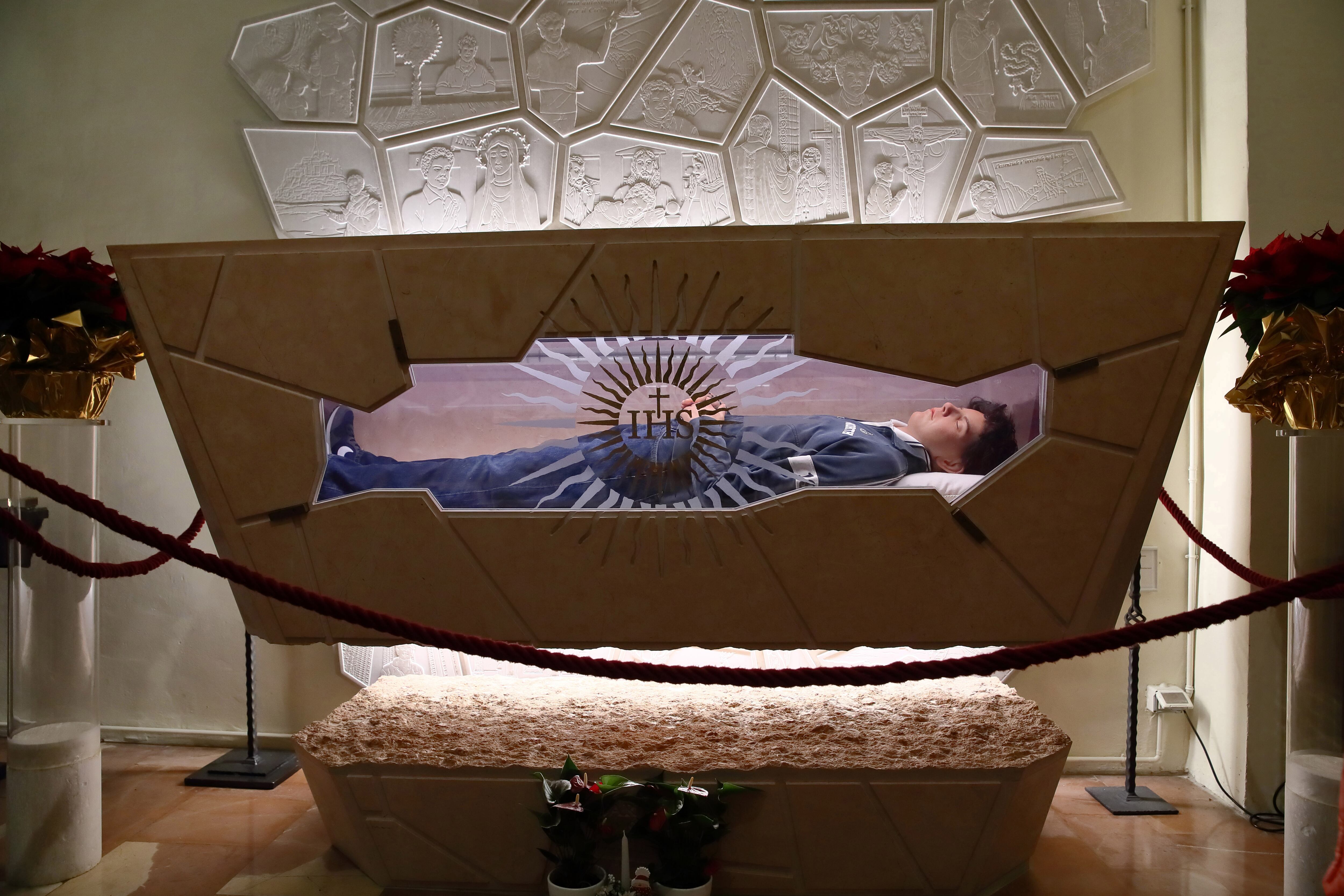 Carlo Acutis fue declarado "venerable" en 2018 y un primer milagro, reconocido en 2020 por el Vaticano, le abrió el camino a su beatificación, última etapa antes de convertirse en santo.