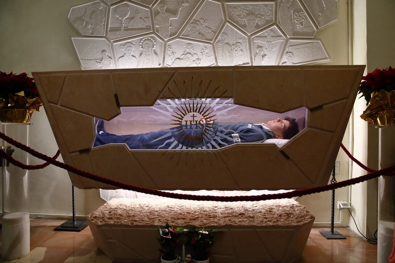 Carlo Acutis fue declarado "venerable" en 2018 y un primer milagro, reconocido en 2020 por el Vaticano, le abrió el camino a su beatificación, última etapa antes de convertirse en santo.