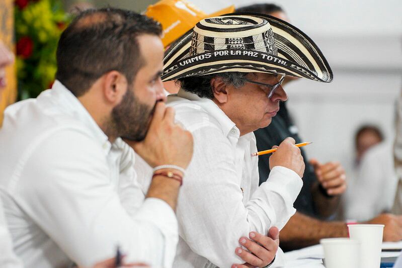 Intercambio de sombreros vueltiaos entre el presidente Gustavo Petro y el ex paramilitar Salvatore Mancuso en Montería Córdoba