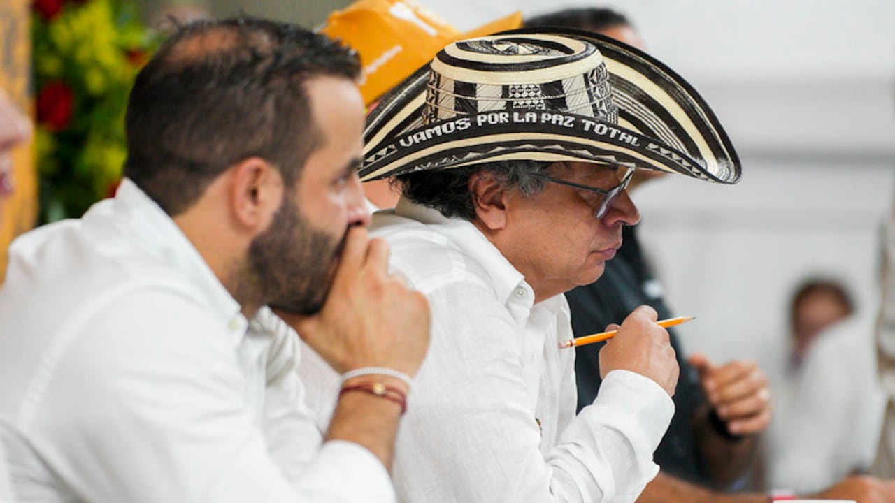 Intercambio de sombreros vueltiaos entre el presidente Gustavo Petro y el ex paramilitar Salvatore Mancuso en Montería Córdoba