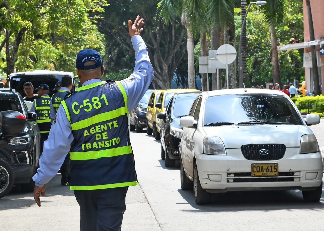 Secretaria de Movilidad de Cali los agentes de tránsito realiza operativos de control hoy en las principales vías de la ciudad. de Cali en horas de la mañana / Enero 3 de 2024, Foto Wirman Rios / EL PAIS