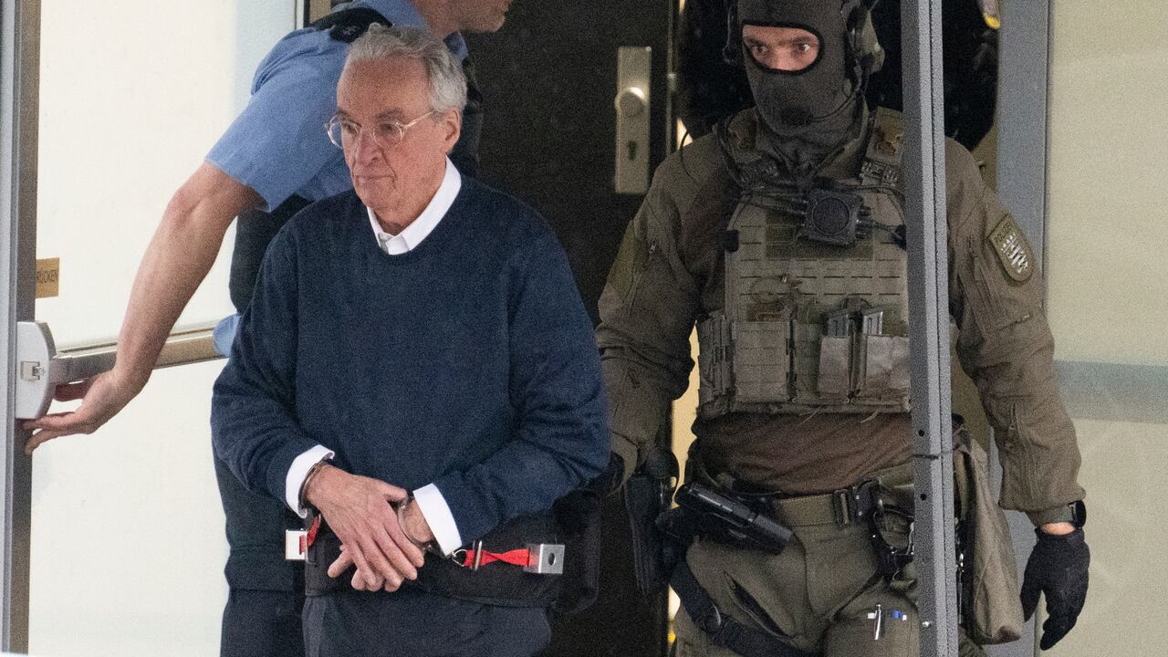 El principal acusado, Enrique XIII, el príncipe Reuss, al frente a la izquierda, sale de una sala temporal construida para un juicio que comienza el martes en Frankfurt, Alemania, el martes 21 de mayo de 2024.