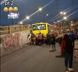 Usuarios se bajaron a empujar TransMilenio