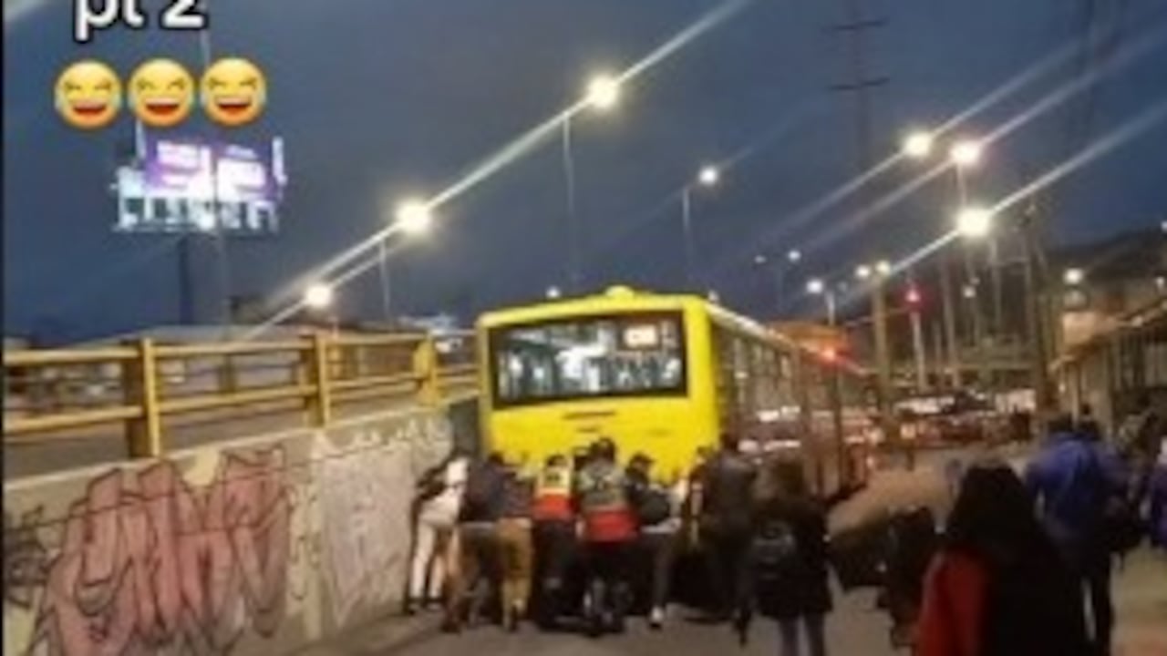 Usuarios se bajaron a empujar TransMilenio
