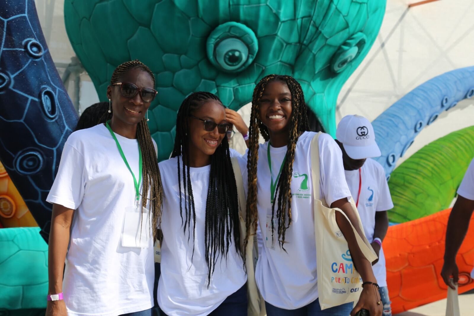 El Ministerio de Ciencia, Tecnología e Innovación, en alianza con el Instituto Tecnológico
de Massachusetts (MIT) y la Universidad de Harvard, apoyarán el concurso dirigido a 10
niñas investigadoras del Programa Ondas